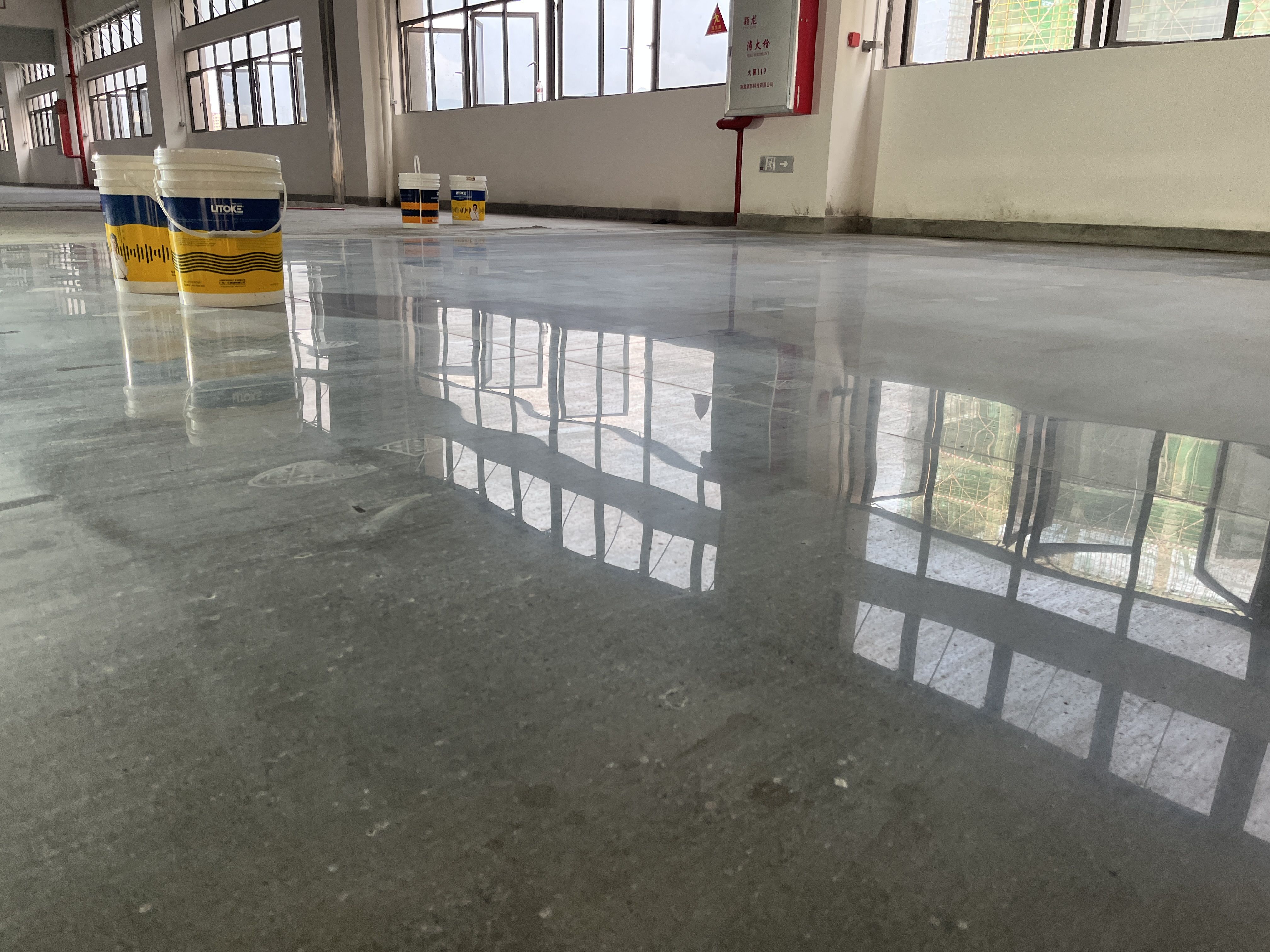 固化地坪憑什么能用在工廠車間？耐磨、抗壓、不起塵是真的嗎？